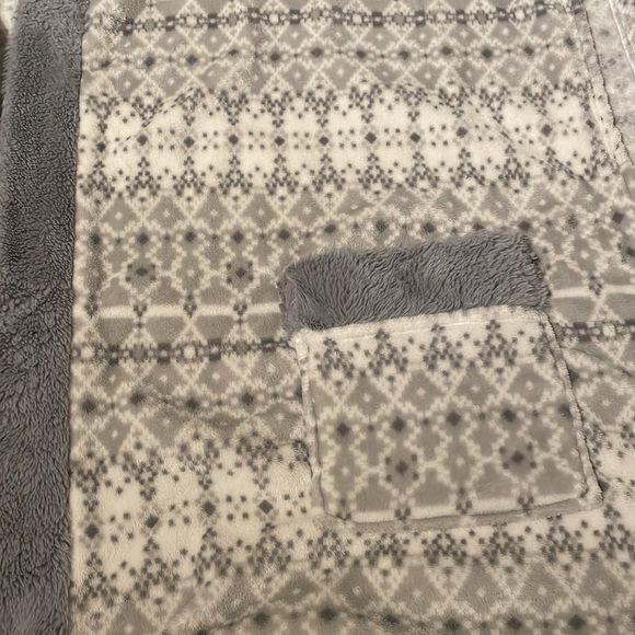 Super soft fleece shawl - Picture 3 of 3